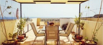 Two bedroom townhouse, stunning top terrace views, 5 minute drive to Coral Bay