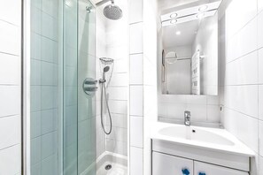 Sèche-cheveux, serviettes fournies