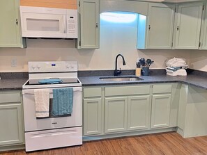 Refrigerador, horno, lavavajillas y cafetera y tetera 