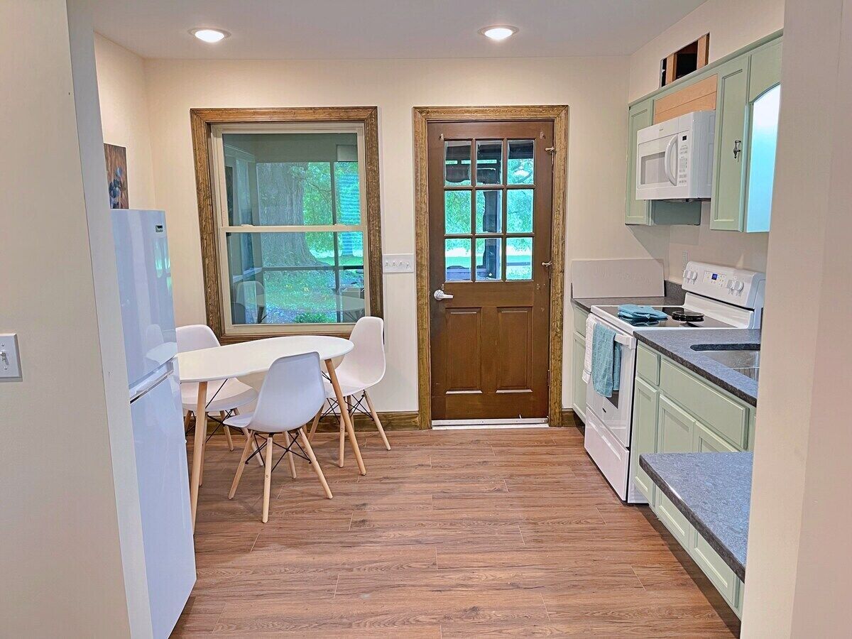 Fridge, oven, dishwasher, coffee/tea maker