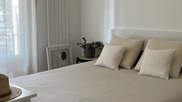 5 bedrooms, iron/ironing board, WiFi, bed sheets