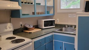 Full-size fridge, microwave, oven, stovetop - Funland Resort (Cormack)