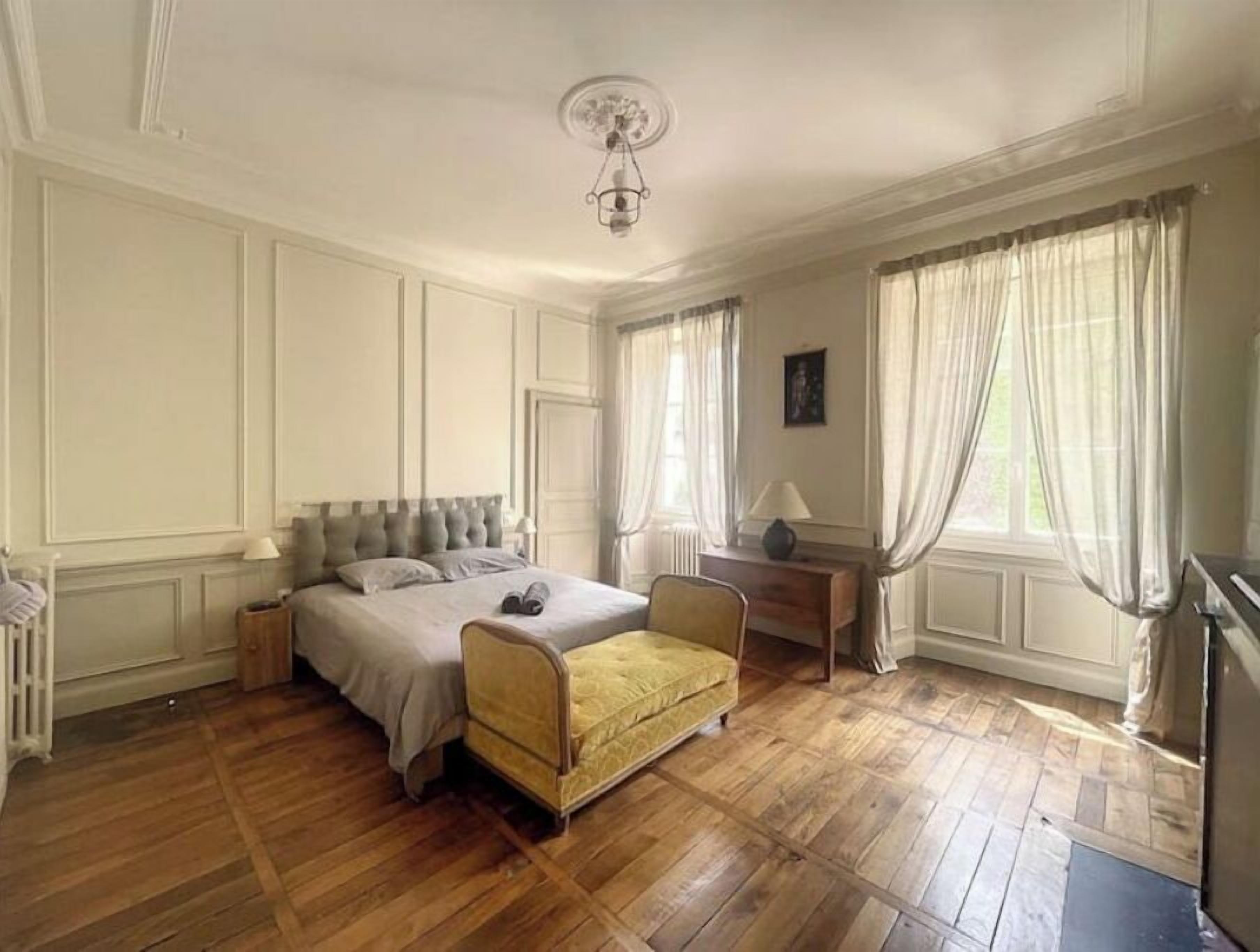 3 bedrooms, desk, iron/ironing board, WiFi