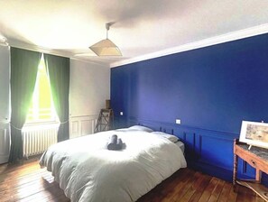3 Schlafzimmer, Schreibtisch, Bügeleisen/Bügelbrett, WLAN
