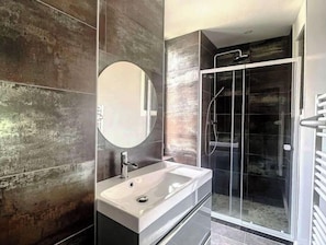 Dusche, Haartrockner, Handtücher, Toilettenpapier