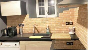 Een koelkast, een oven, een kookplaat, een vaatwasser