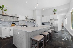 Fridge, microwave, oven, stovetop - Serenity: Private Pool + Golf + Sand Dunes (Hurricane)