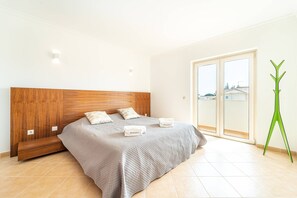 4 多间卧室、熨斗/熨衣板、上网接入、床单