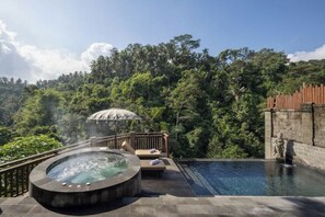 Una piscina al aire libre
