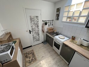 Een koelkast, een microgolfoven, een oven, een kookplaat