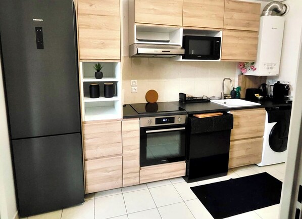 Réfrigérateur, micro-ondes, four, plaque de cuisson