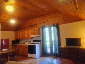 Fridge, microwave, oven, coffee/tea maker - Cold Spring Lodge - Cabin 7 (Big Indian)