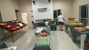 Een buffet met diverse gerechten en een persoon op de achtergrond.