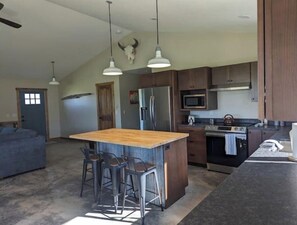 Fridge, microwave, oven, stovetop - DCB Guest House (Livingston)