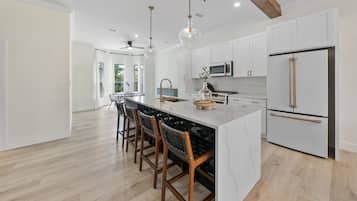 Talo, useita sänkyjä, parveke, näköala puutarhaan | Yksityinen keittiö | Jääkaappi, mikroaaltouuni, liesi, astianpesukone