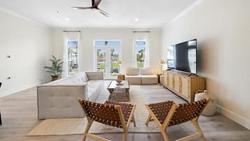 Hus, flere senger, balkong, hageutsikt | Oppholdsområde | TV