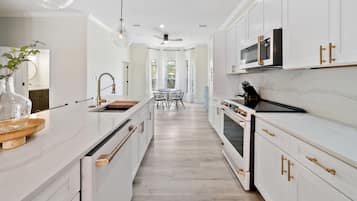 Hus, flere senger, balkong, hageutsikt | Eget kjøkken | Kjøleskap, mikrobølgeovn, kokeplater og oppvaskmaskin