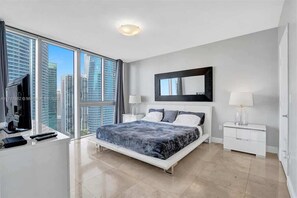 2 Schlafzimmer, Schreibtisch, Bügeleisen/Bügelbrett, Reisekinderbett