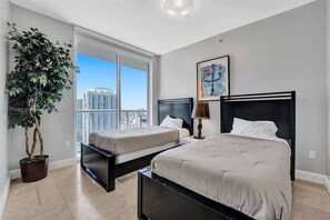 2 Schlafzimmer, Schreibtisch, Bügeleisen/Bügelbrett, Reisekinderbett