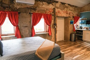 Iron/ironing board, free WiFi, bed sheets