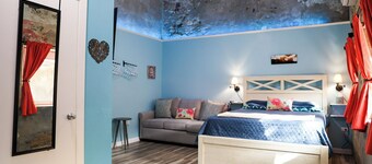 Ground floor unit With local artist mural on exterior!