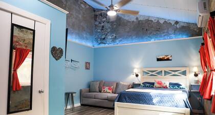 Ground floor unit With local artist mural on exterior!