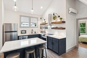 Réfrigérateur, micro-ondes, plaque de cuisson, lave-vaisselle