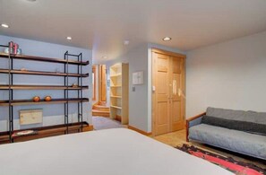 2 bedrooms, desk, iron/ironing board, free WiFi