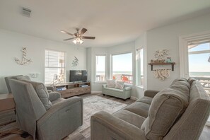 Smart TV - Surfside Beachfront Dream.  On sand!Family Reunion and Pet friendly! (Surfside Beach)