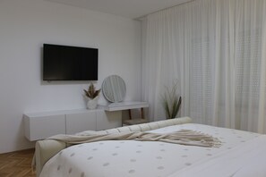 4 bedrooms, iron/ironing board, WiFi, bed sheets - House with pool and beautiful sea views (Senj)