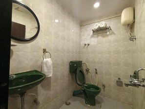 Shower, towels, soap, shampoo - Standard Double Room 2 Hotel Andheri East station area & international airport (Mumbai)