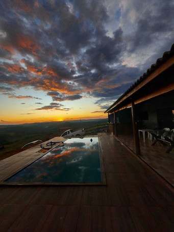 Pool. Chácara Aconchegante no Interior de Minas Gerais com Vista Incrível