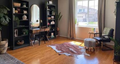 Spacious 5BR West Sac Home · Fenced Yard · Pets · Long Stays