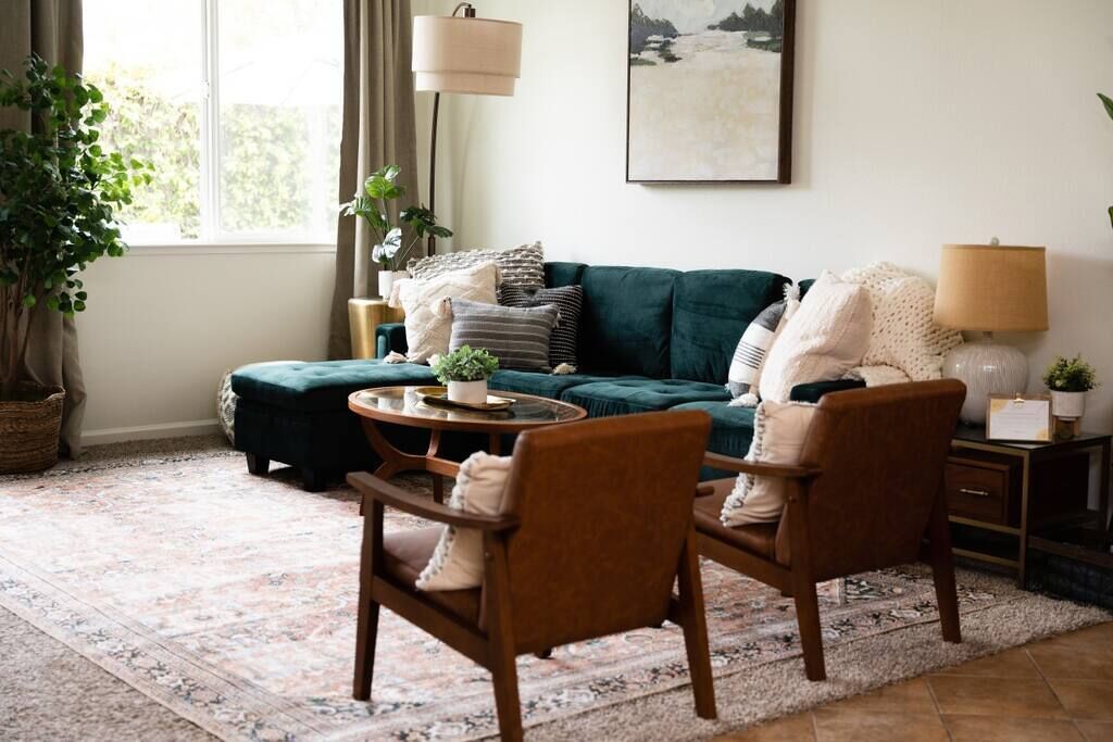 Fernseher, Bücher, Arbeitsbereiche