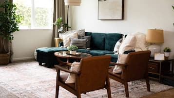 Fernseher, BĂŒcher, Arbeitsbereiche