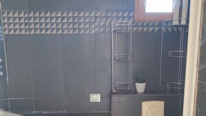 Un bagno piccolo con il water, un lavandino e uno spazio doccia.