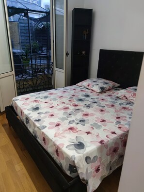 2 عدّة غرف نوم وواي فاي وملاءات أسرّة