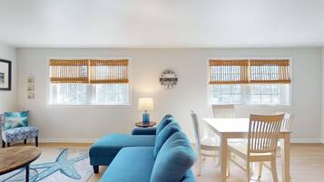 Two Bedroom Two Bathroom Family Suite | Oppholdsområde | LCD-TV