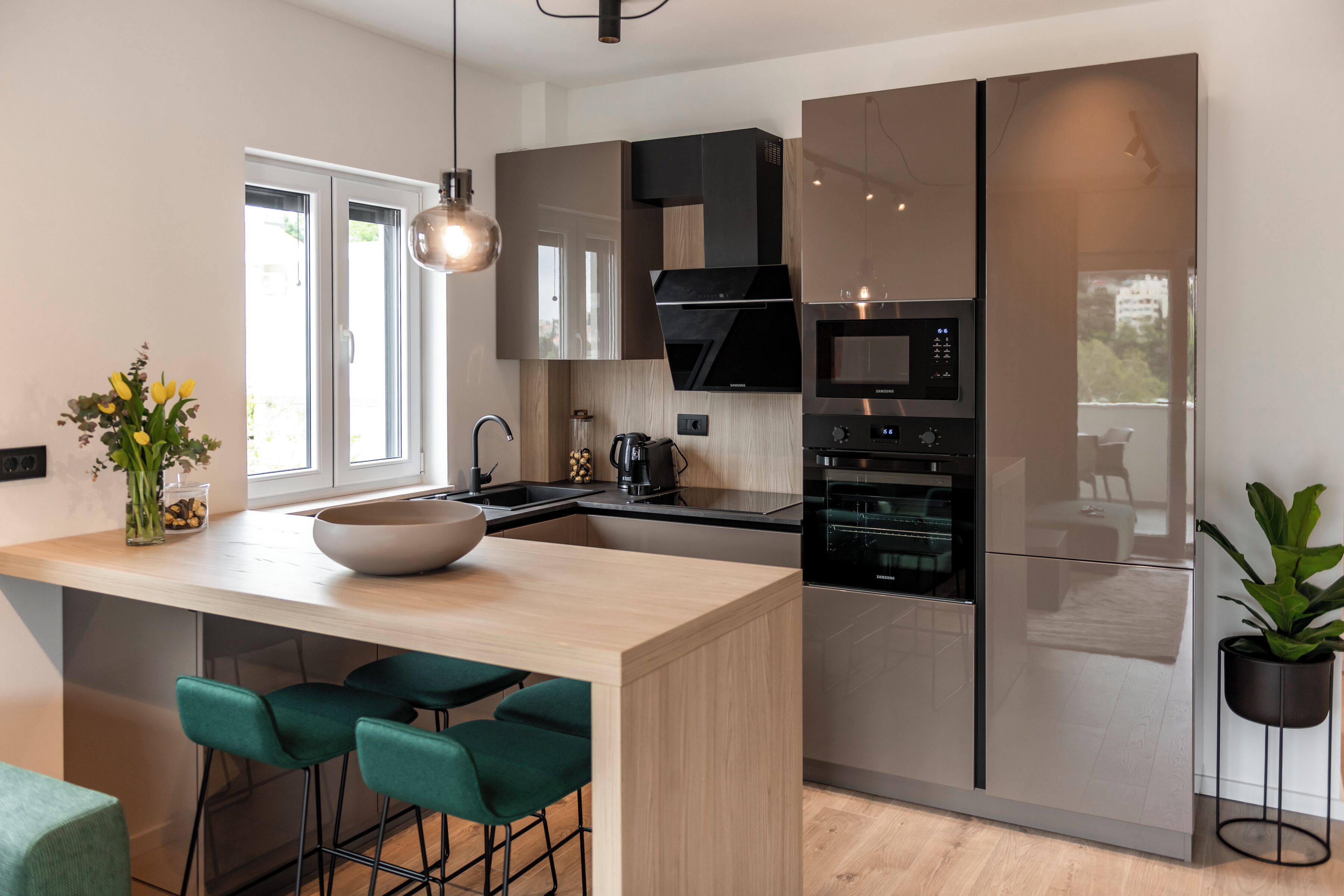 Jääkaappi, mikroaaltouuni, uuni, liesi