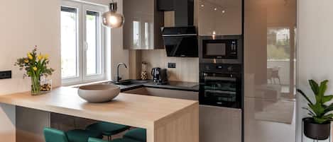 Jääkaappi, mikroaaltouuni, uuni, liesi