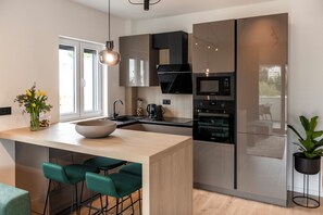 Réfrigérateur, micro-ondes, four, plaque de cuisson