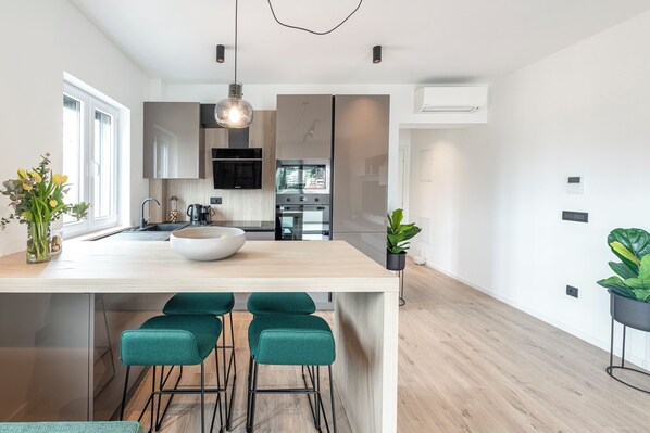 Réfrigérateur, micro-ondes, four, plaque de cuisson