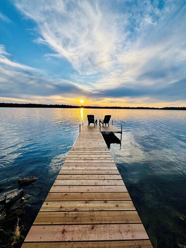 Modern, Sunset-Facing Waterfront Cottage