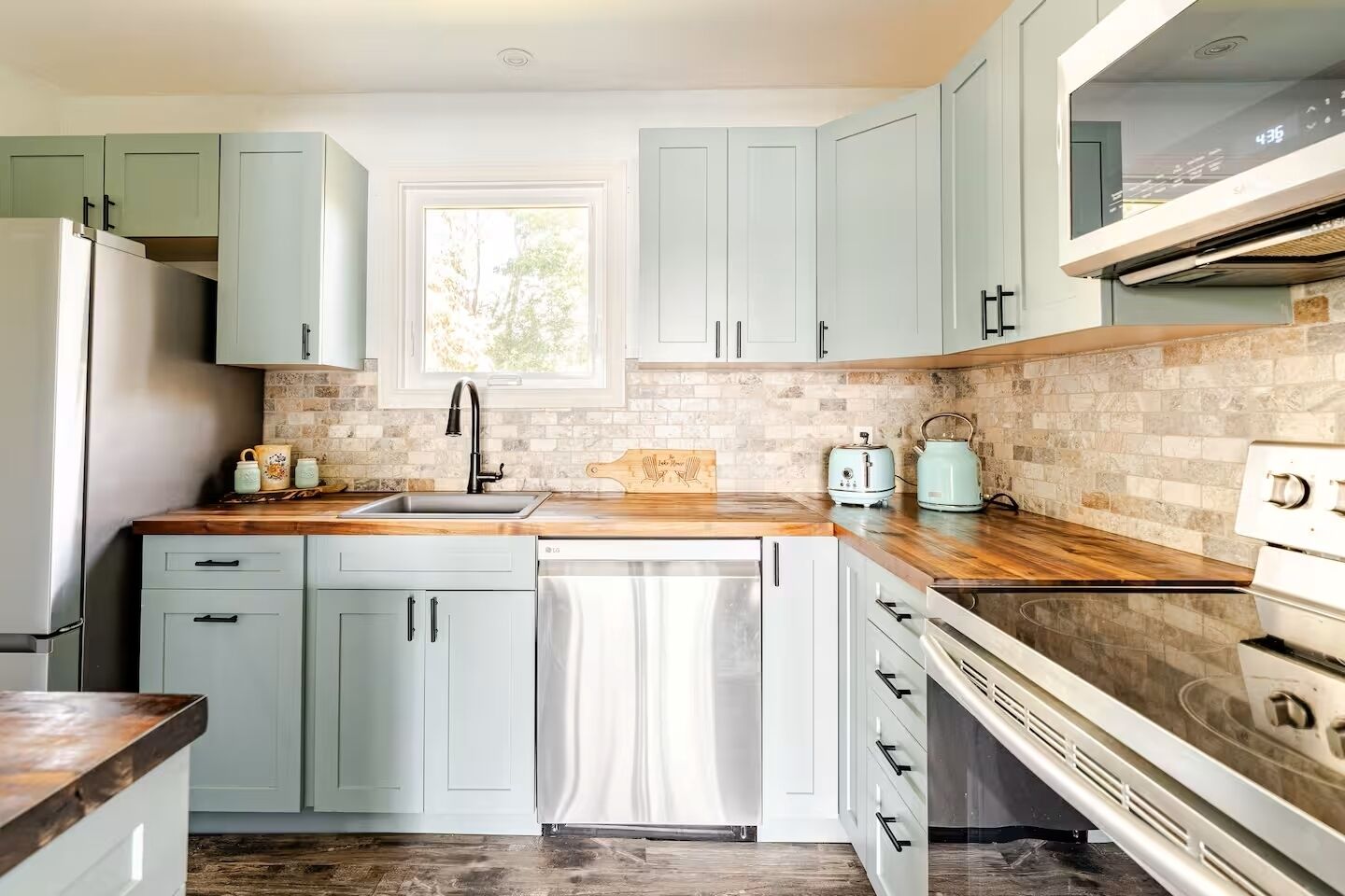 Coffee/tea maker, fridge, microwave, oven
