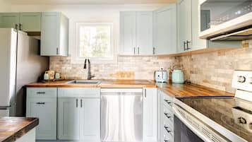 Coffee/tea maker, fridge, microwave, oven