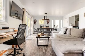 Smart TV, books, stereo