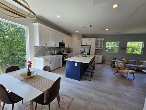 Artsy Luxury Townhome 6mins - downtown, 2mins - midtown and 12mins - Galleria.