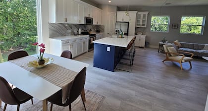 Artsy Luxury Townhome 6mins - downtown, 2mins - midtown and 12mins - Galleria.