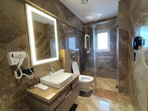 Dusche, Haartrockner, Handtücher, Seife