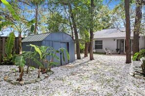 Property grounds - Pool, Private Yard, Grill, Massage Bed Within 2 miles of USF, Moffit Center (Temple Terrace)
